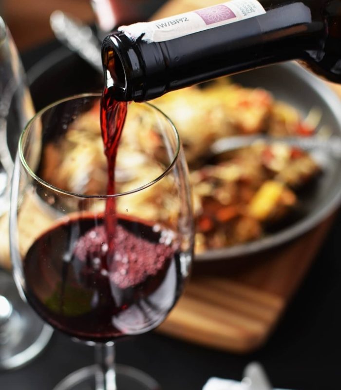 O vinho é uma das bebidas que mais une as pessoas pelo mundo, já que ele é muito bem vindo em happy hour com os amigos, jantares e até mesmo reuniões.