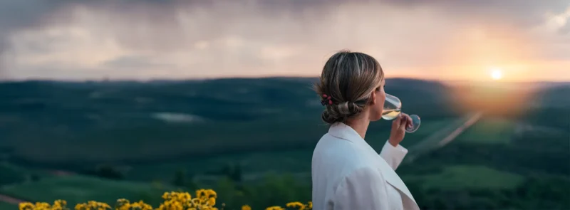 Vinho-branco-por-do-sol-mulher