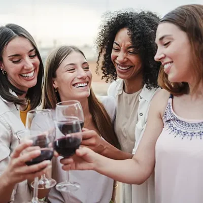 mulheres-tomando-vinho-felizes