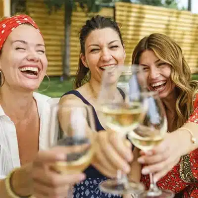 tres-mulheres-brindando-vinho-branco