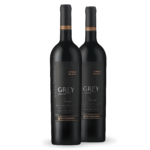 Pack Vinho Grey Syrah Chile, 96 pontos do guia Descorchados. 100% do vinho é envelhecido em barricas de carvalho francês por 18 meses, seguido por mais 8 meses em garrafa.