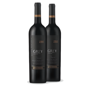 Pack Vinho Grey Syrah Chile, 96 pontos do guia Descorchados. 100% do vinho é envelhecido em barricas de carvalho francês por 18 meses, seguido por mais 8 meses em garrafa.